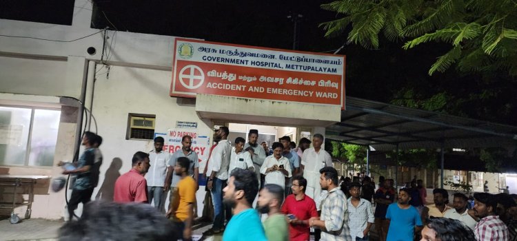 துயர சம்பவம் மேட்டுப்பாளையம்  சுற்றுலா பேருந்து கவிழ்ந்து விபத்து; 30 பேர் படுகாயம்; சிறுவன் பலி!!!